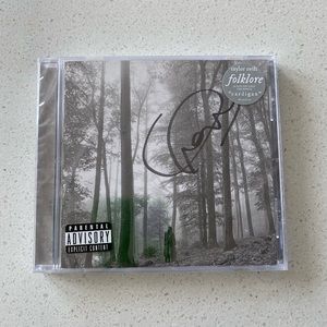 TAYLOR SWIFT SIGNED FOLKLORE CD